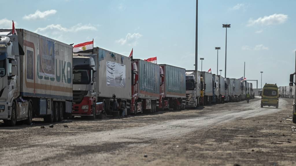 Ein mit Hilfsgütern beladener LKW-Konvoi am Grenzübergang Rafah zwischen Ägypten und dem Gazastreifen. Foto: Sayed Hassan/dpa