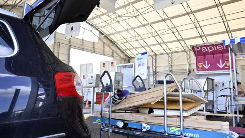 Noch nutzt die Stadt Zürich dem temoprären Recyclinghof Looächer in Affoltern. Ab 2027 soll eine neuer in Altstetten bereit stehen. (Archivbild)
