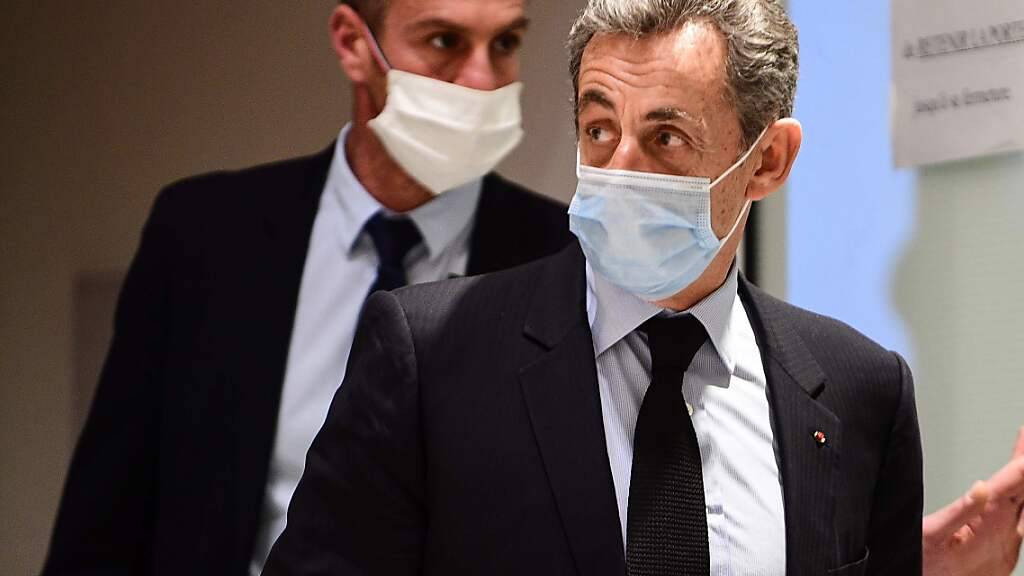 Nicolas Sarkozy (r), ehemaliger Präsident von Frankreich, verlässt nach einer Anhörung das Gerichtsgebäude. Foto: Martin Bureau/AFP/dpa