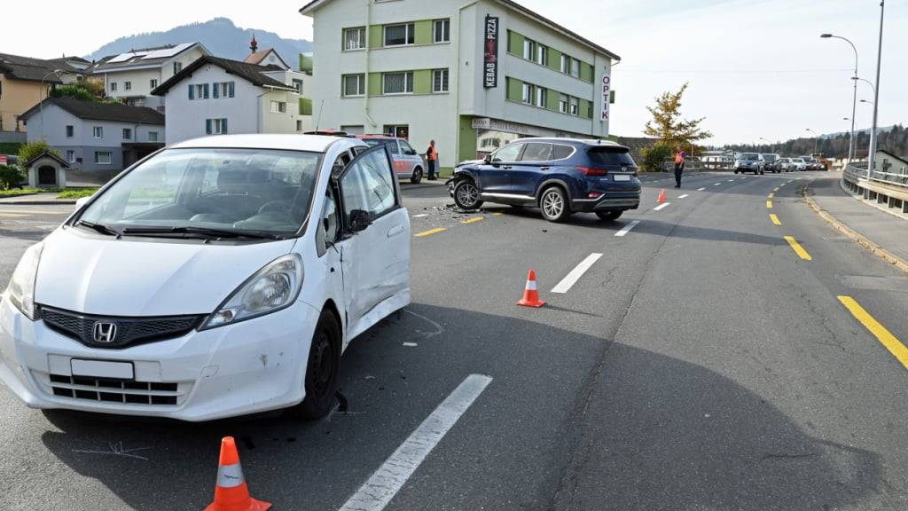 Nach einer Kollision zwischen zwei Autos in Schüpfheim LU musste eine Autofahrerin ins Spital gebracht werden.