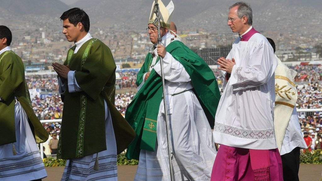 Papst Franziskus spricht zu 1,3 Millionen Gläubigen auf einem Luftwaffenstützpunkt in Perus Hauptstadt Lima und kritisiert dabei die grosse Armut in Vorstädten.