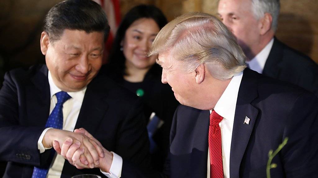 Handschlag in Florida: US-Präsident Donald Trump beim ersten gemeinsamen Dinner mit Chinas Präsident Xi Jinping.