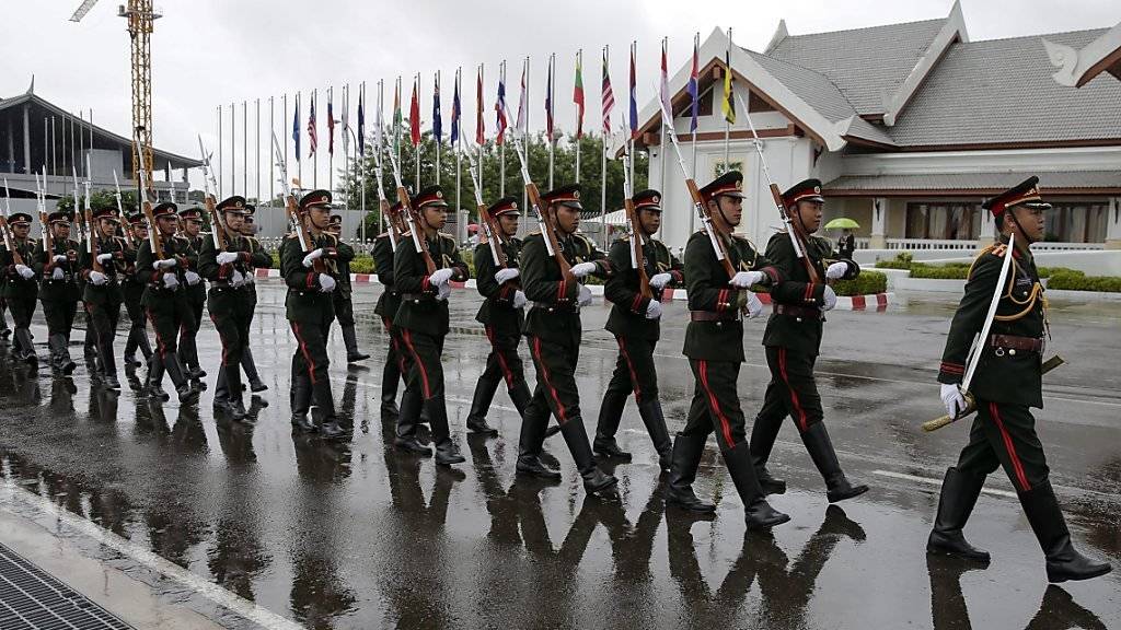 Die Ehrengarde von Laos bereitet den Empfang der Gäste des Gipfels der Südostasiatischen Staatengemeinschaft (ASEAN)  vor.