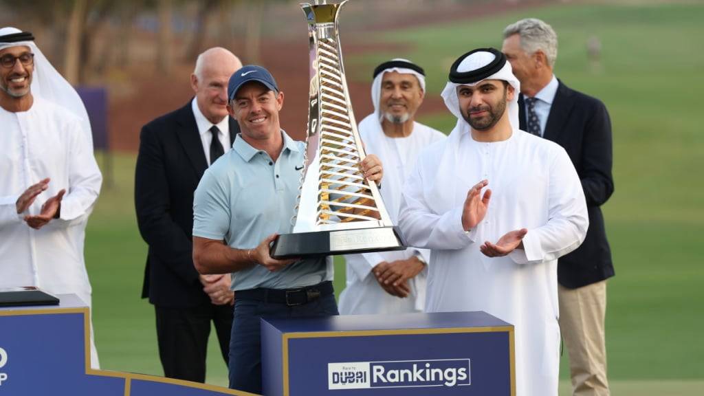 Rory McIlroy posiert mit der Trophäe