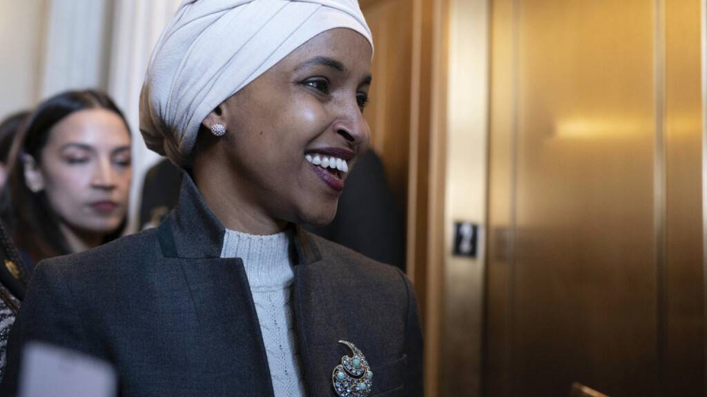 ARCHIV - Ilhan Omar, demokratische Abgeordnete, verlässt die Kammer des US-Repräsentantenhauses im Kapitol. Foto: Jose Luis Magana/AP/dpa