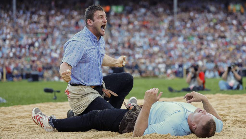 Armon Orlik bezwingt Pirmin Reichmuth und erbt den Sieg nach einem gestellten Schlussgang