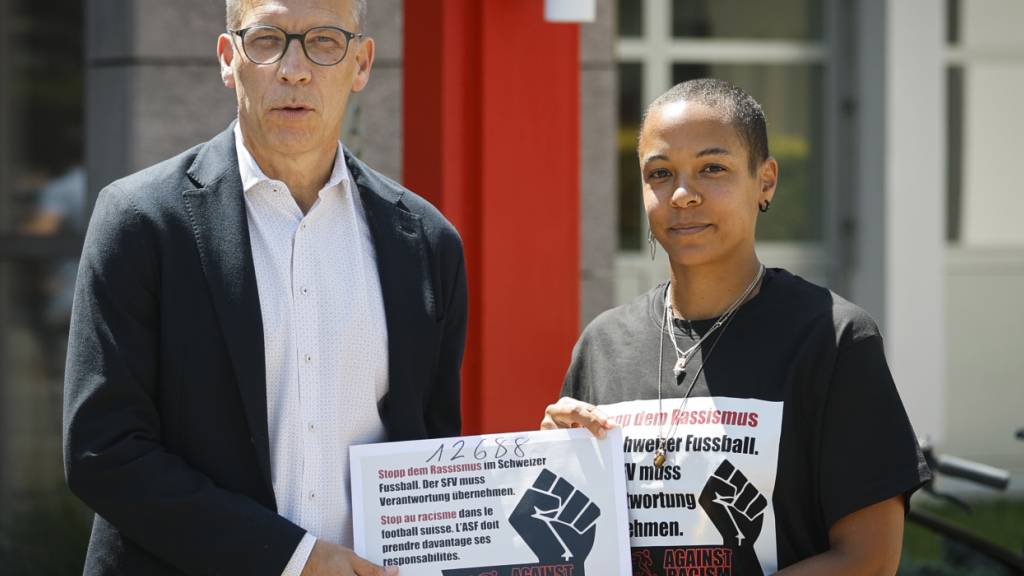 Fussballerin Jasmine Imboden übergibt die Petition «Stopp dem Rassismus im Schweizer Fussball» an den Präsidenten des Schweizerischen Fussballverbands, Peter Knäbel.