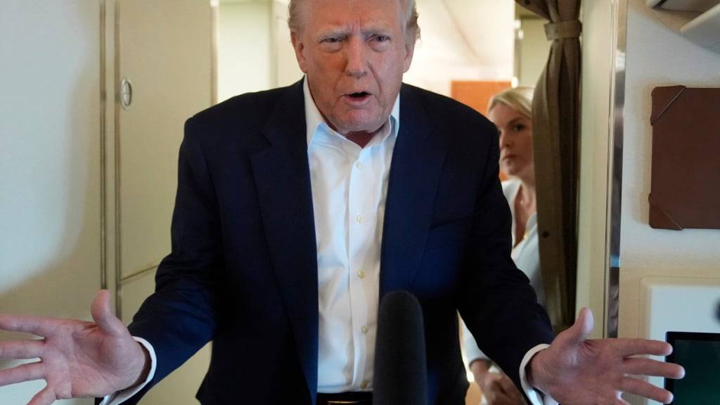 US-Präsident Donald Trump spricht mit Reportern in der Air Force One auf dem Weg zurück nach Washington, von West Palm Beach, Florida. Foto: Manuel Balce Ceneta/AP/dpa
