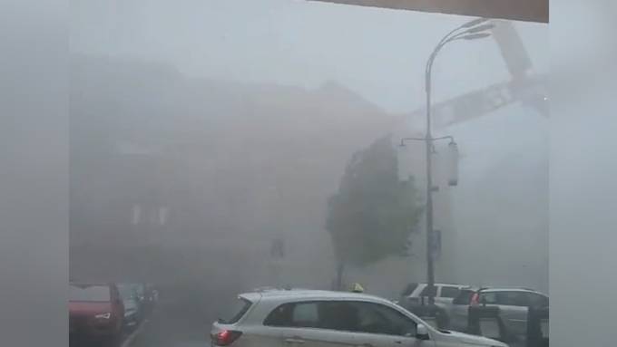Video zeigt, wie Kran bei Sturm in La Chaux-de-Fonds umstürzt