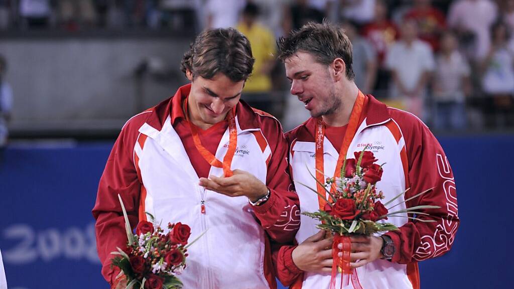 Stan Wawrinka (rechts) bedankt sich bei Roger Federer nach dessen Rücktritt