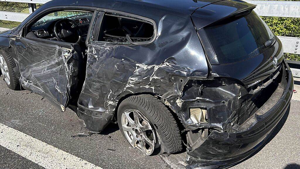 Der Wagen der 29-Jährigen musste ebenso abgeschleppt werden wie ...