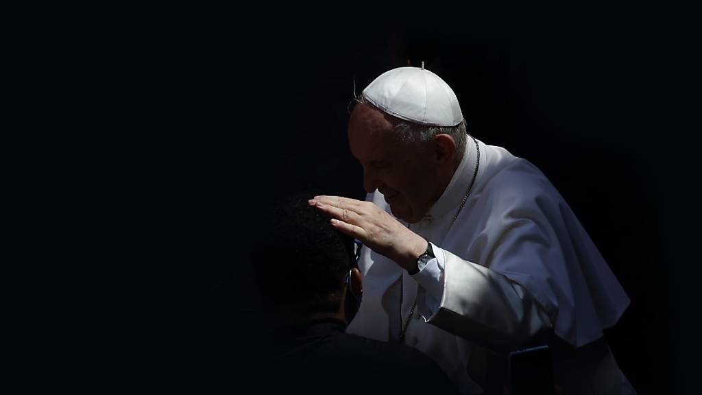 Papst Franziskus kommt zu seiner wöchentlichen Generalaudienz im Damasus-Hof an.