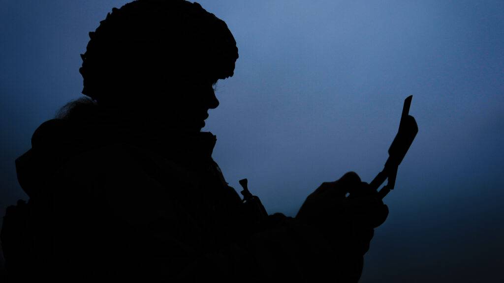 ARCHIV - Eine ukrainische Drohnenoperatorin fliegt eine Vampire-Drohne. Foto: Julia Demaree Nikhinson/AP/dpa/Symbolbild