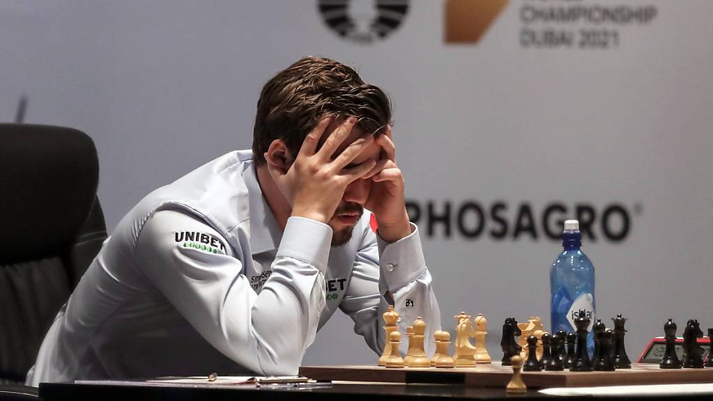 Titelverteidiger Magnus Carlsen denkt über einen Zug nach.
