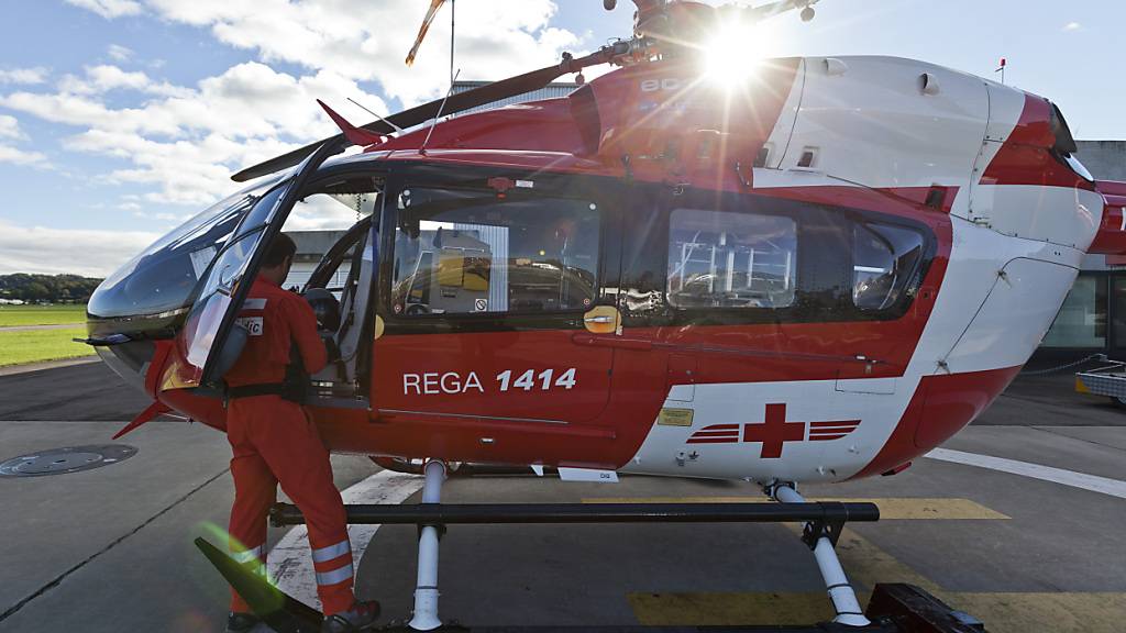 Ein Rega-Helikopter hat einen im Berner Oberland vermissten Wanderer dank einer Wärmebildkamera gefunden. Ein zweiter Helikopter barg den Mann mit Hilfe einer Rettungswinde. (Symbolbild)