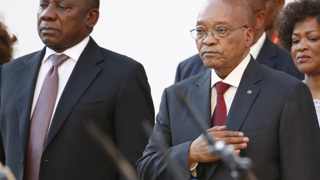 Präsident  Jacob Zuma (rechts)  und Vizepräsident Cyril Ramaphosa treffen zur Sitzung des südafrikanischen Parlaments ein.