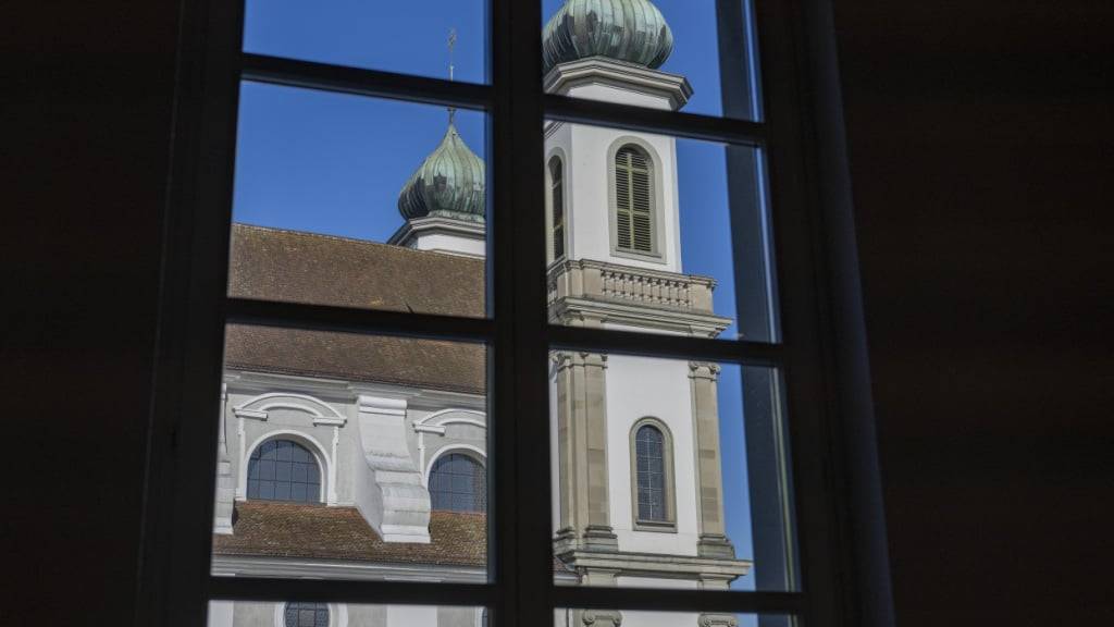 Blick aus dem Luzerner Theater auf die Jesuitenkirche. Der enge Abstand des Projekts «Überall» zum Barockbau war einer der Kritikpunkte am geplanten Neubau. (Archivaufnahme)