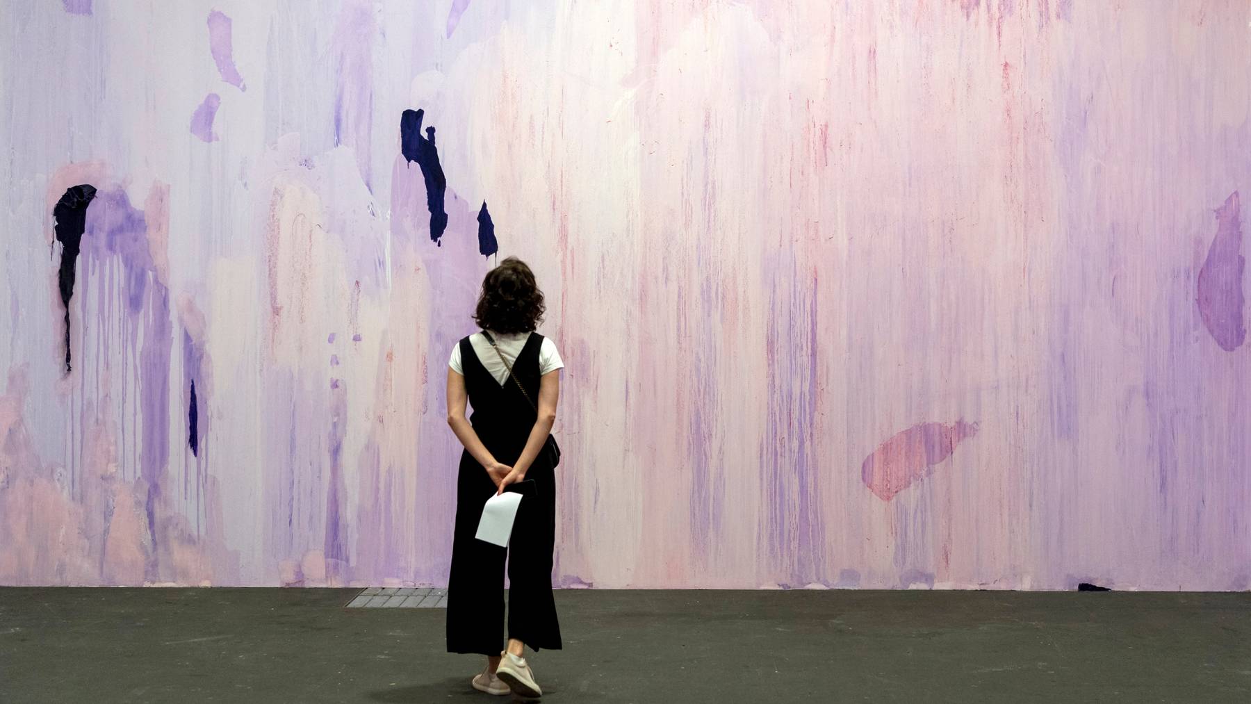 Ein Bild aus besseren Tagen: Szene von der vorerst letzten Kunstmesse Art Basel die 2019 in Basel stattgefunden hat.