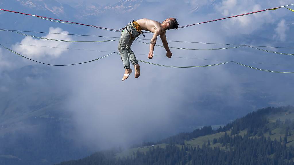 Clement Droy, ein Slackliner aus Frankreich, beim Aufwärmen während der Slackline-Weltmeisterschaft im Skigebiet Flims Laax.