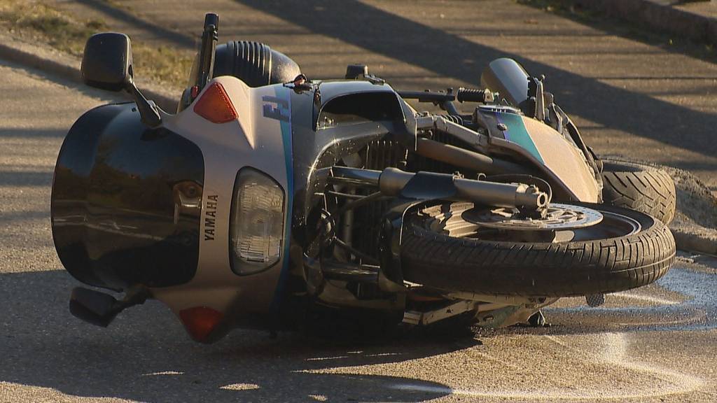 Motorradfahrer übersteht Frontalkollision nur schwer verletzt