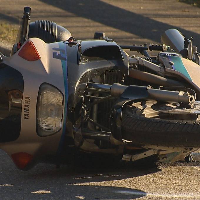 Motorradfahrer übersteht Frontalkollision nur schwer verletzt