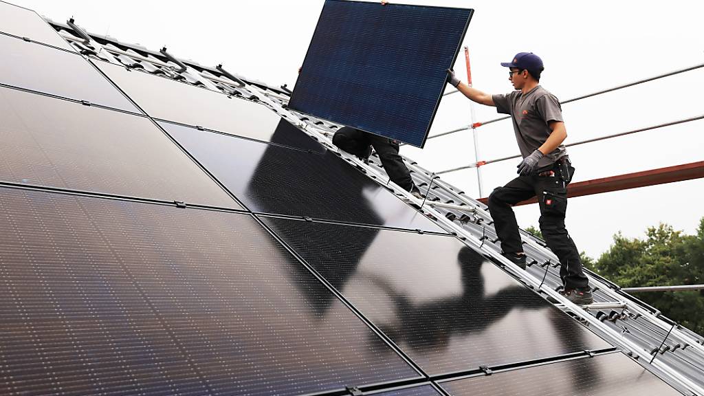 Zur Erreichung der Klimaziele fehlt Fachpersonal wie etwa Installateure für Solarmodule und technisches Personal. (Archivbild)