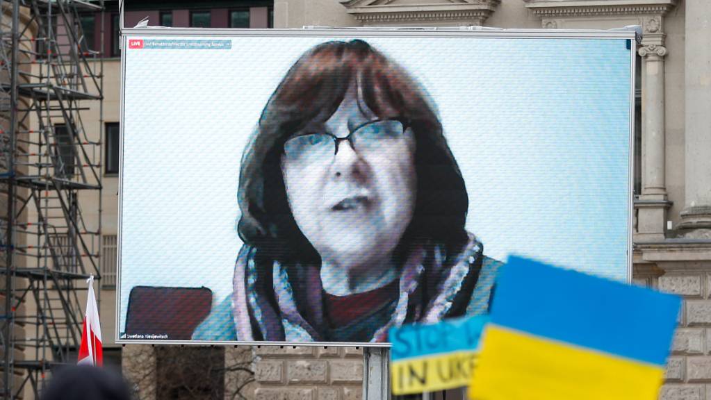 Nobelpreisträgerin Swetlana Alexandrowna Alexijewitsch ist Live zugeschalten bei der Solidaritätsveranstaltung in Berlin. Bei einer Kundgebung in der deutschen Hauptstadt haben etliche Menschen ihre Solidarität mit der Ukraine gezeigt. Foto: Gerald Matzka/dpa