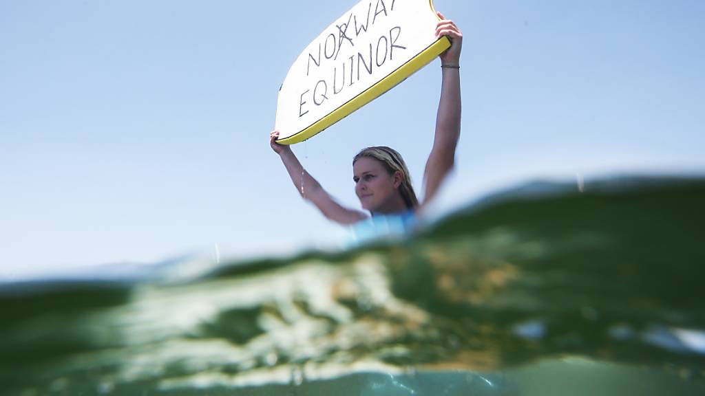 Die norwegische Equinor und Ithaca Energy dürfen in der Nordsee nach Öl bohren. Das passt Umweltschützern nicht. Die Frau im Bild hat 2019 in Australien gegen ähnliche Pläne vor Australiens Küste demonstriert. (Archivbild)