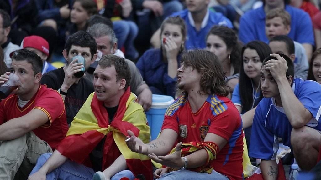 Fans der spanischen und italienischen Fussballnationalmannschaften beim gemeinsamen Mitfiebern vor der Grossleinwand in Vevey (VD) während des Finals der Euro 2012 zwischen Italien und Spanien in der Ukraine. (Archiv)