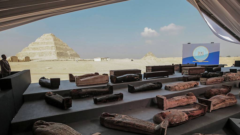 Mehr als 100 antike Sarkophage haben Archäologen in den letzten Wochen in der Nähe von Kairo ausgegraben.