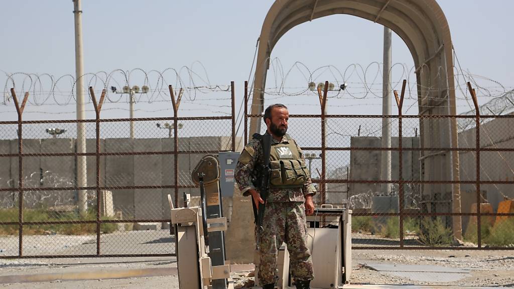 Ein afghanischer Soldat steht an einem Armee-Kontrollpunkt Wache, nachdem alle US- und Nato-Truppen den Stützpunkt in der Provinz verlassen haben. Die Nato hat ihren Militäreinsatz in Afghanistan nach knapp zwei Jahrzehnten beendet. Foto: Sayed Zakeria/Sputnik/dpa
