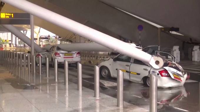 Dach stürzt an Flughafen von Delhi ein und tötet eine Person