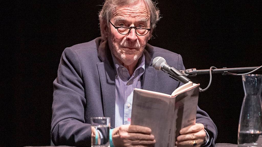 Der 78-jährige Autor Klaus Merz gehört zu den leisen Stimmen in der schweizerischen Literatur. Er ist Verfasser von Werken wie «Jakob schläft» (1997) oder «Los» (2005) und wurde mehrfach ausgezeichnet. Jetzt ehrt ihn das Bundesamt für Kultur mit dem Grand Prix Literatur. (Archivbild)