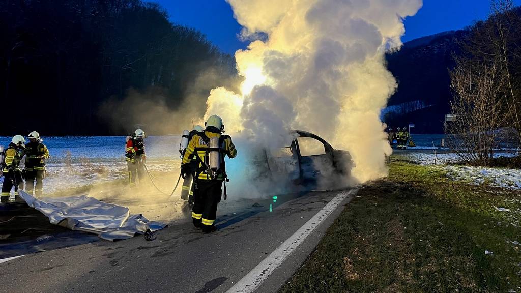 Auto fängt nach Unfall Feuer – Strasse war in beide Richtungen gesperrt