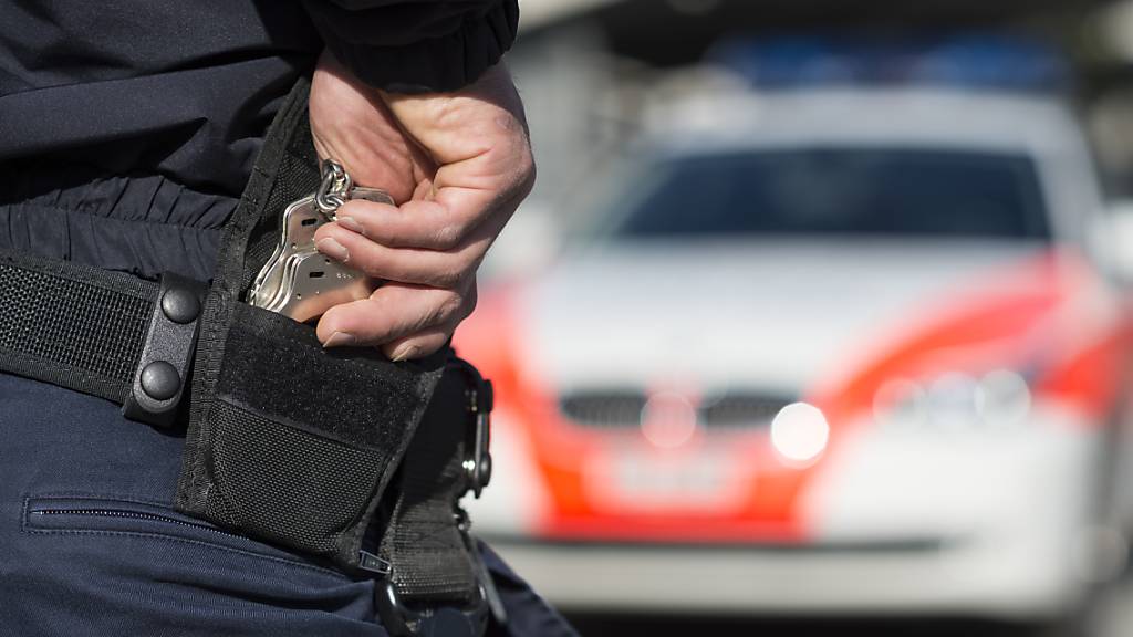 In Chur versuchte am Freitagabend ein Mann mit seinem Wagen vor einer Polizeikontrolle zu fliehen. (Symbolbild)