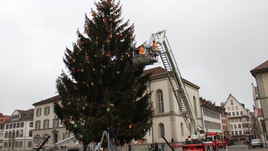 Die Feuerwehr befestigt den Schmuck in dieser Woche am Baum. (Bild: FM1Today/Tobias Bruggmann)