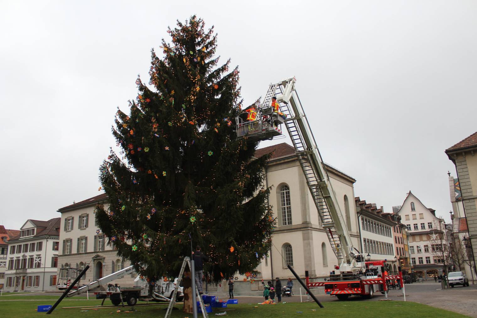 Die Feuerwehr befestigt den Schmuck in dieser Woche am Baum. (Bild: FM1Today/Tobias Bruggmann)