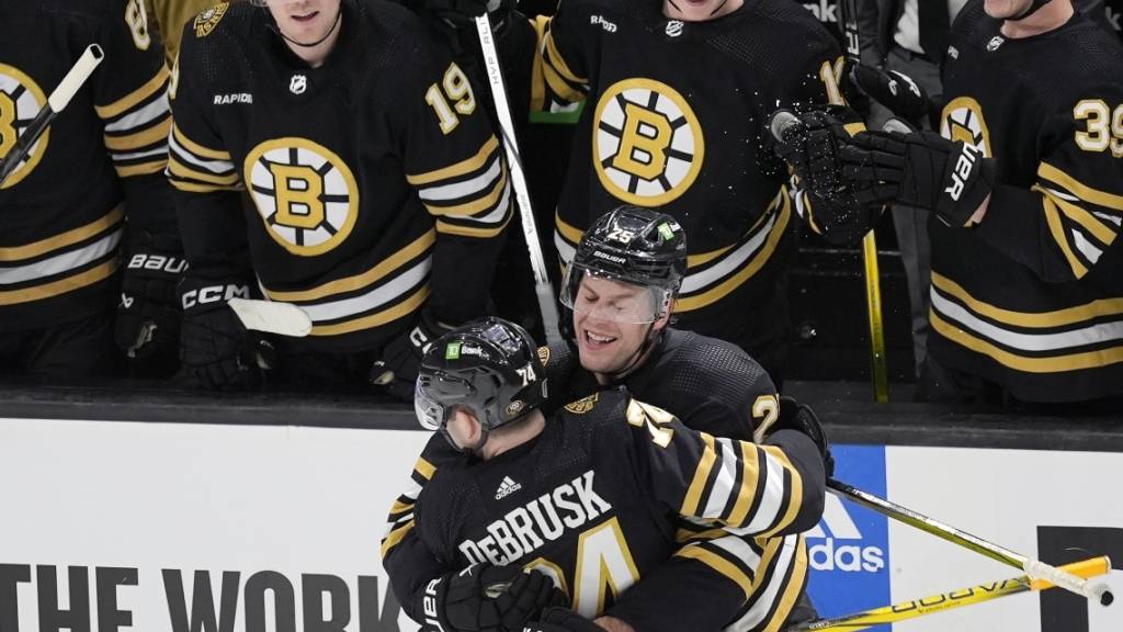 Bostons Doppeltorschütze Jake DeBrusk jubelt mit Brandon Carlo über dessen Treffer zum 2:0 gegen die Toronto Maple Leafs