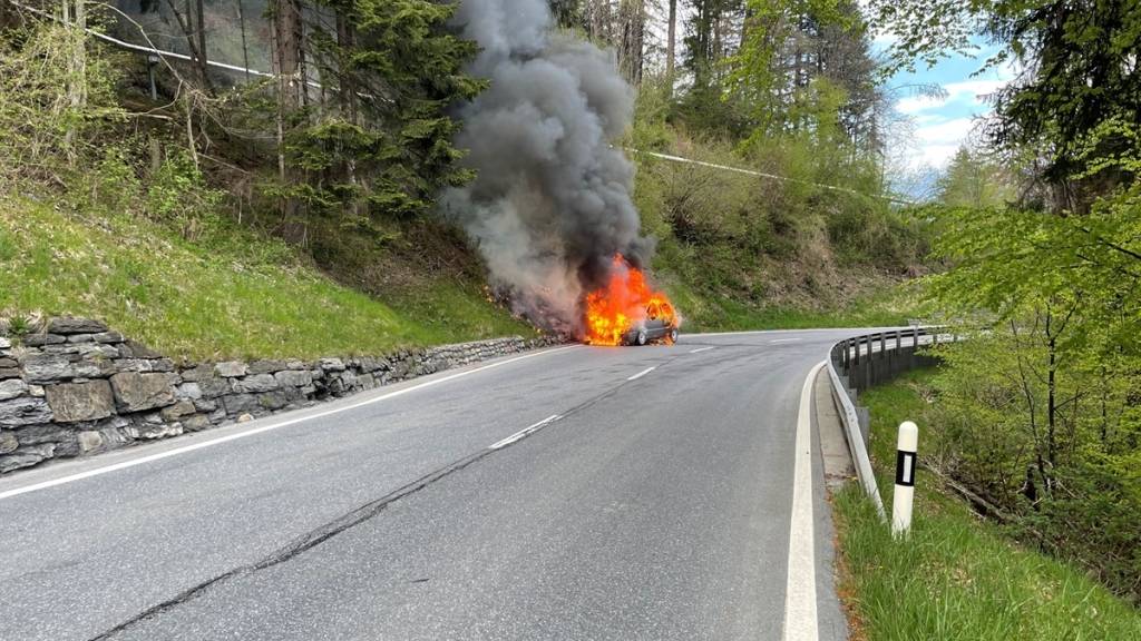 Auto brennt komplett aus: Feuerwehr verhindert Waldbrand
