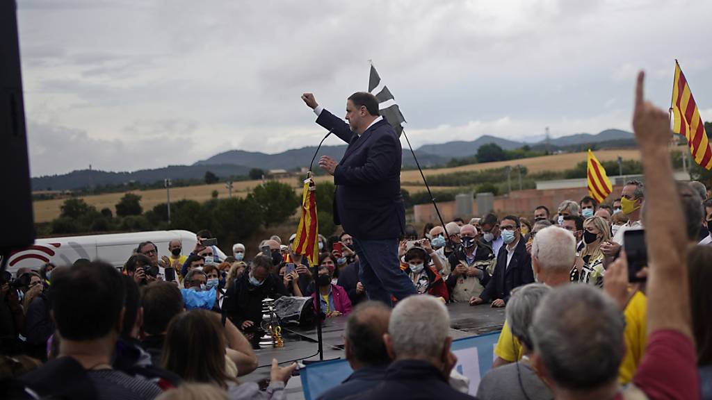 Oriol Junqueras, früherer Vizeregionalchef von Katalonien, der wegen seiner Rolle im Vorstoss für eine unabhängige katalanische Republik 2017 inhaftiert wurde, hebt die Faust.