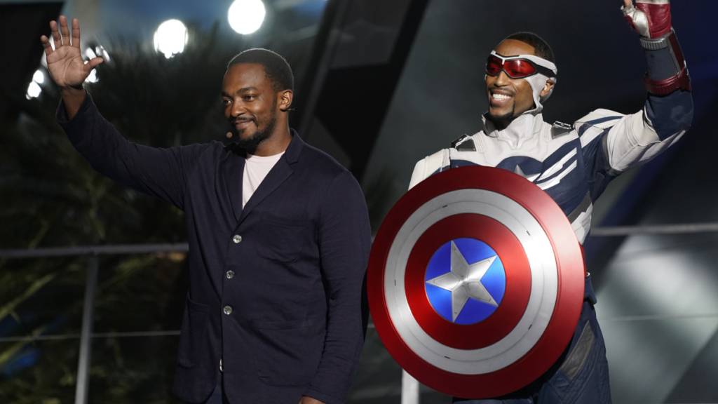 ARCHIV - US-Schauspieler Anthony Mackie (l) und sein Charakter Captain America winken während der Einweihungsfeier des «Avengers Campus» in Disneys California Adventure Park. Foto: Chris Pizzello/Invision/AP/dpa