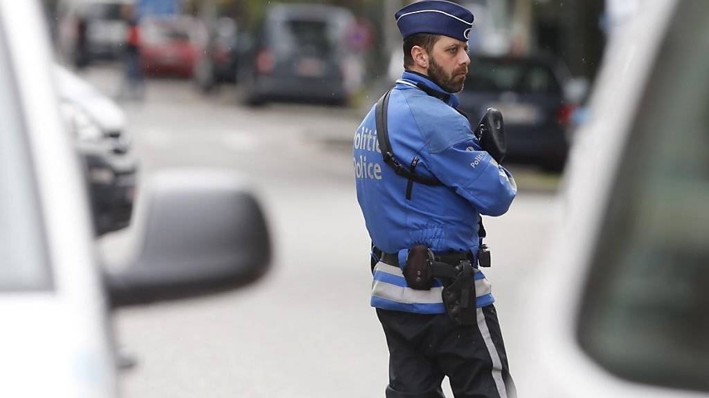 Ein Polizist sichert eine Strasse in Brüssel - in der Nacht zum Samstag gab es in Belgien einen grossen Anti-Terror-Einsatz. (Archiv)