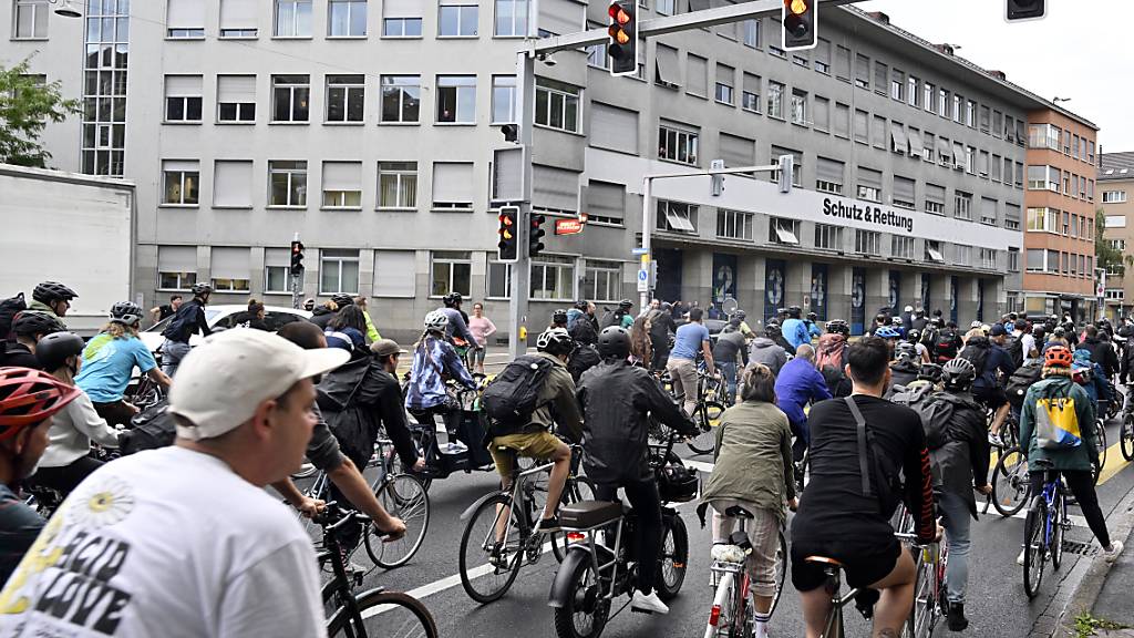 Trotz behördlichem Verbot waren Ende Juli mehrere hundert Velofahrende auf Zürichs Strassen unterwegs. Am Freitag soll die nächste Critical Mass stattfinden (Archivbild)