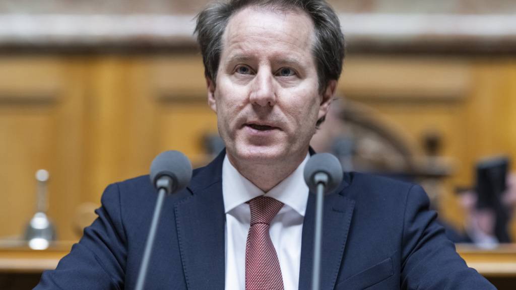 Geht es nach dem Fraktionspräsidenten Thomas Aeschi, wird die SVP mindestens zwei Personen für die Nachfolge von Guy Parmelin nominieren. (Archivbild)