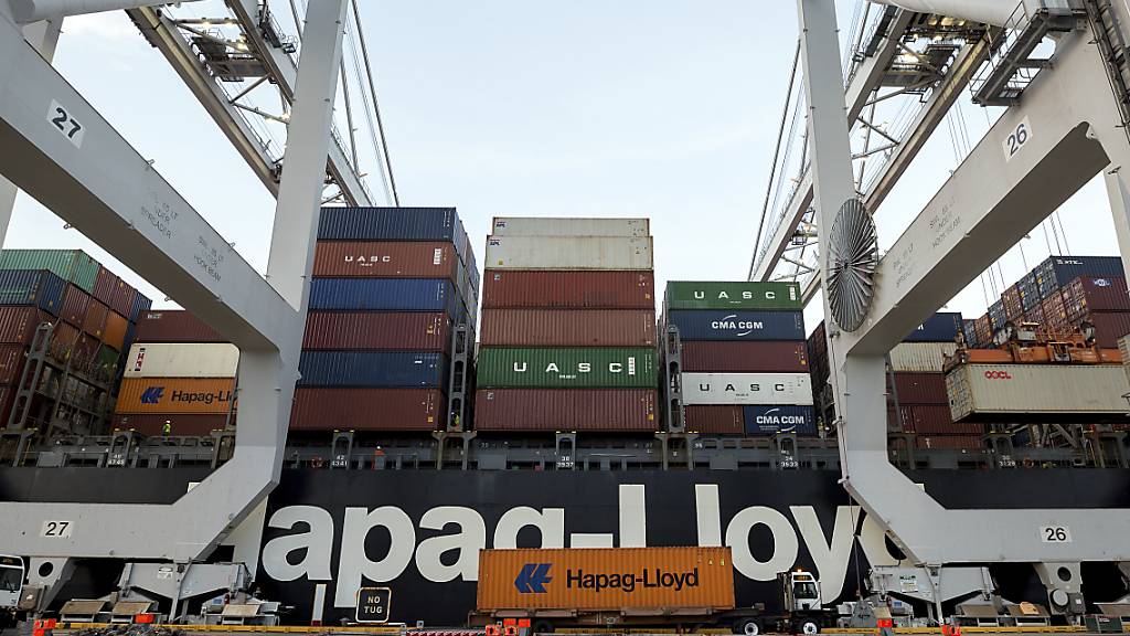 Die Normalisierung der Lieferketten und die zurückgehende Nachfrage nach Transporten auf See dürften auch im zweiten Quartal den Gewinn der Containerreederei Hapag-Lloyd schmälern. (Archivbild)