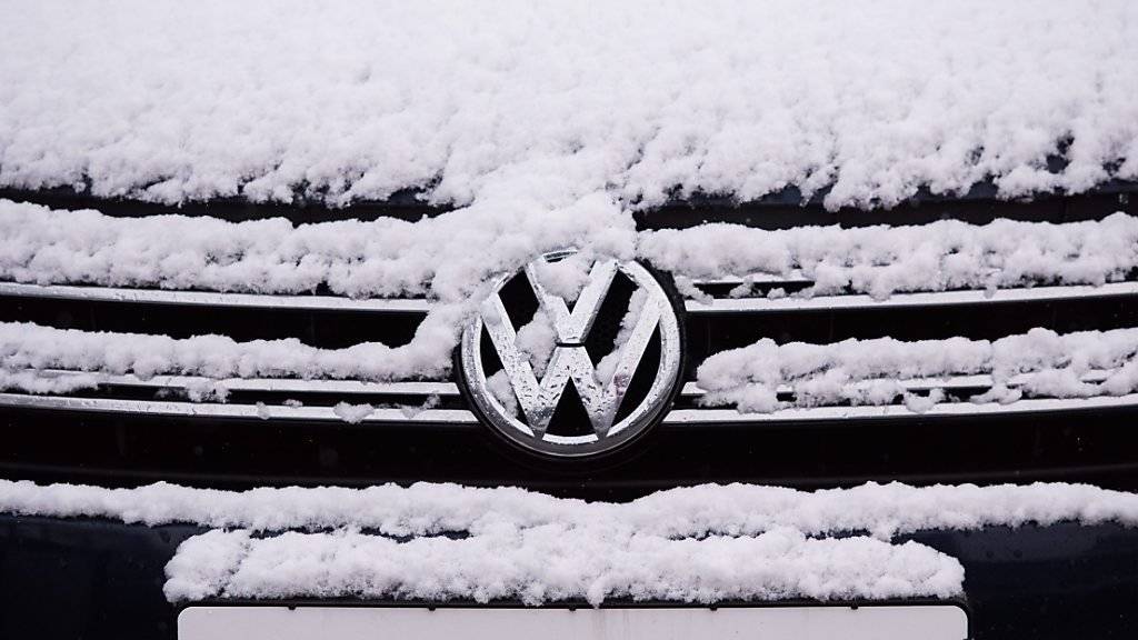 2015 war VW unter den Neuzulassungen die beliebteste Marke der Schweizer. Der Abgasskandal, der im September ans Licht kam, wird wohl erst im laufenden Jahr voll zu Buche schlagen. (Symbolbild)