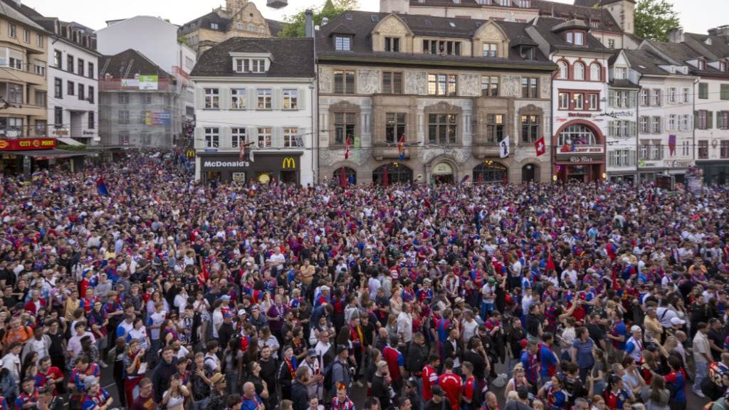 Tausende Fans strömten am Sonntagabend spontan auf den Barfüsserplatz in Basel und feierten während des ESC den 21. Meistertitel für den FCB.