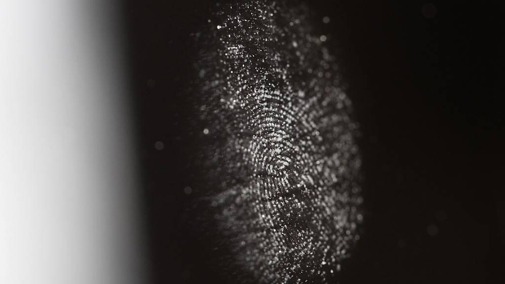 Ein Fingerabdruck auf einem Bildschirm: Ab 2026 soll schweizweit ein elektronischer Identitätsnachweis angeboten werden. Der Bundesrat setzt auf eine staatliche Lösung. (Archivbild)