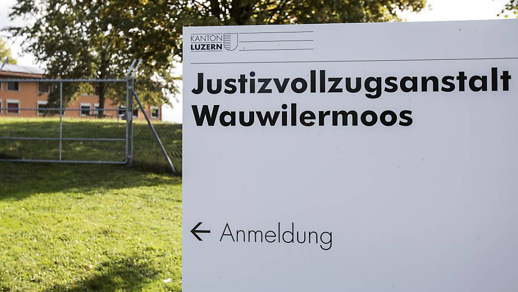 Die Luzerner Justizvollzugsanstalt Wauwilermoos wird künftig mehr Plätze für den offenen Strafvollzug zur Verfügung haben. (Archivaufnahme)