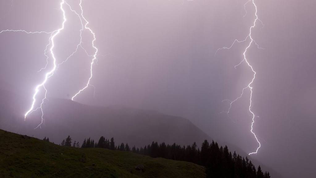 Blitz und Donner im Kanton Schwyz: Ein heftiges Gewitter in der Nacht auf Samstag führte zwischen Brunnen und Gersau zu einem Erdrutsch. (Symbolbild)